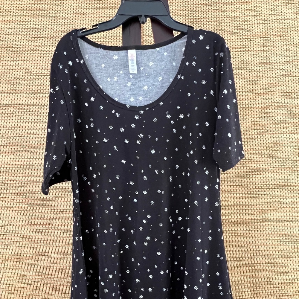 LuLaRoe Perfect T Shirt – XS – Black with White Floral Print – Flowy & Feminine